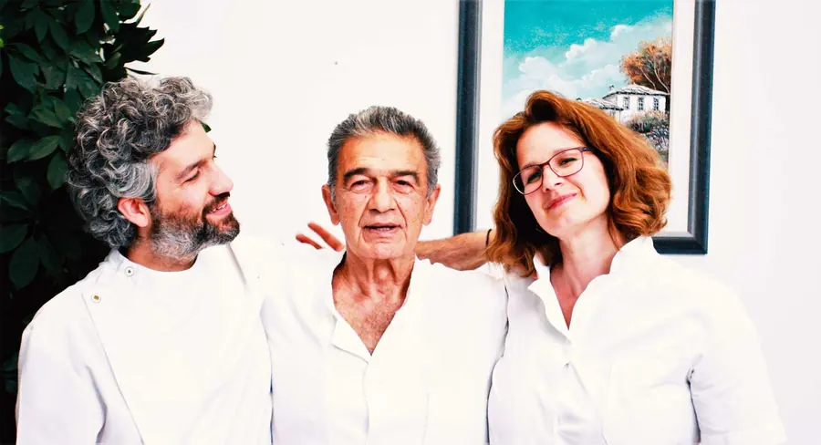 Ο Λεωνίδας, ο Σωκράτης και η Ελλήνα Χριστοδουλάρη, χαμογελαστοί με τις λευκές μπλούζες του θεραπευτηρίου